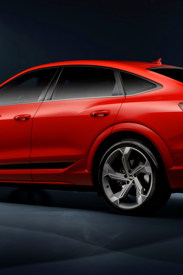 Вид сзади на красный автомобиль Audi SQ8 Sportback E-Tron Quattro 2024 года