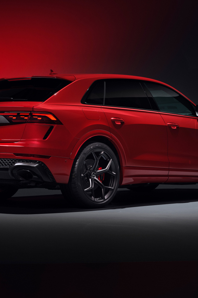 Красный автомобиль Audi RS Q8 performance 2024 года вид сзади