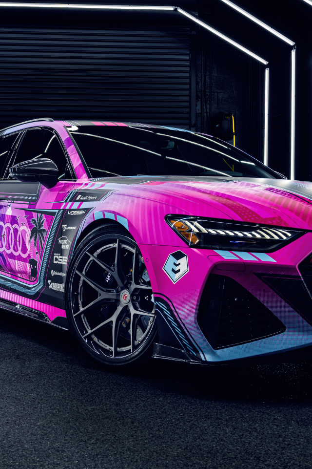 Вид сбоку на разноцветный автомобиль Audi RS6