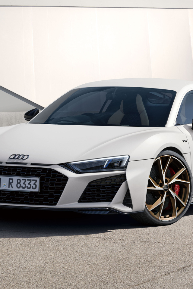 Белый автомобиль Audi R8 V10