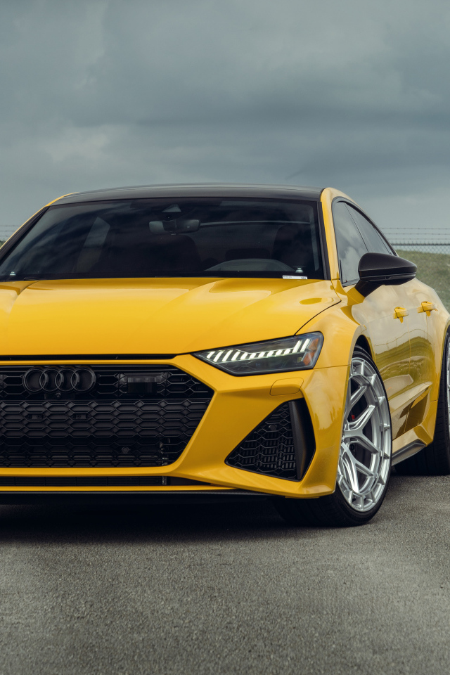 Желтый автомобиль Audi RS7 вид спереди