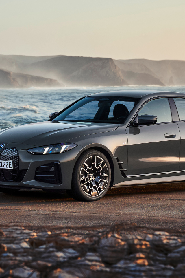 Автомобиль BMW I4 EDrive40 M Sport 2024 года у моря