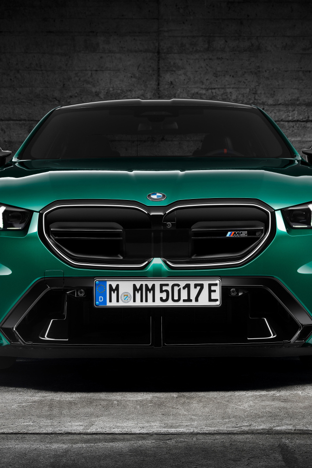 Зеленый автомобиль BMW M5 2024  года вид спереди