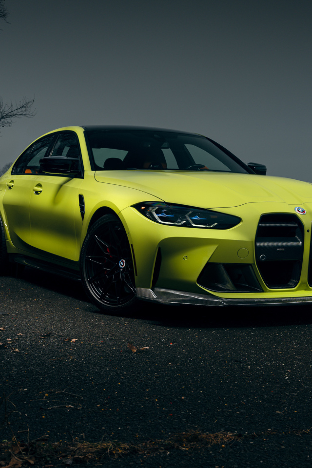 Красивый автомобиль  BMW M3 вечером