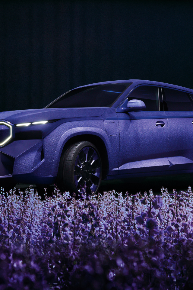 Красивый лавандовый автомобиль BMW XM Mystique Allure