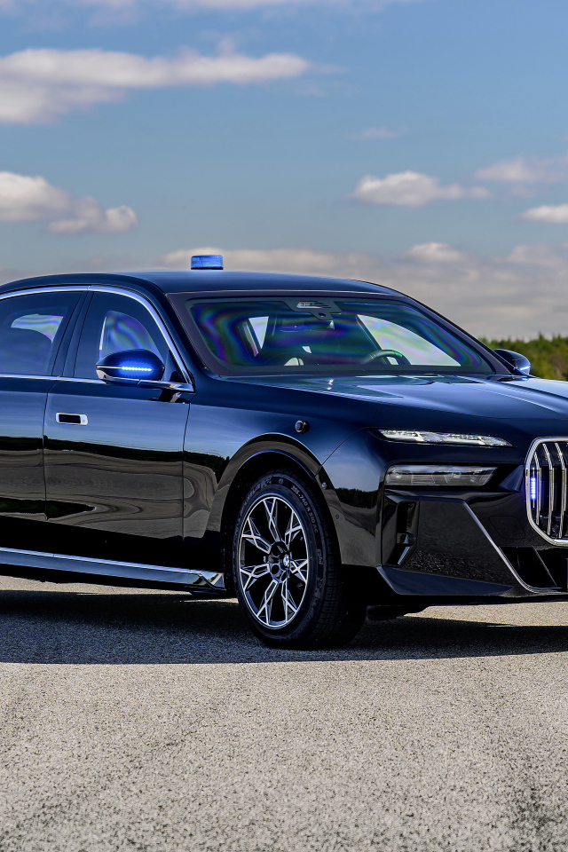 Черный автомобиль BMW I7 XDrive60 Protection 2024 года