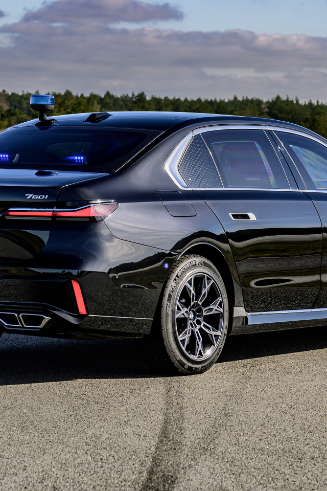 Черный автомобиль  BMW I7 XDrive60 Protection 2024 года вид сзади