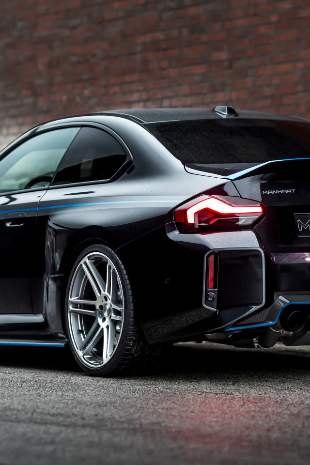 Черный автомобиль BMW M2 Manhart MH2 560 вид сзади