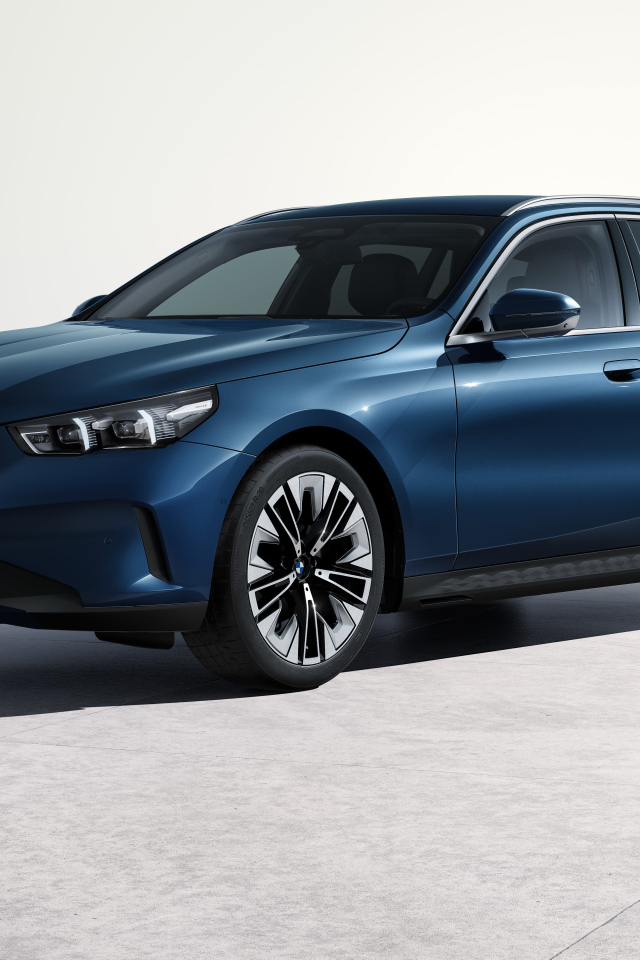 Синий автомобиль  BMW 520d XDrive Touring 2024  года