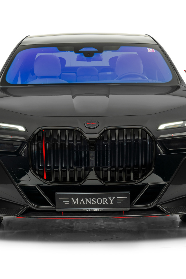 Вид спереди на автомобиль Mansory BMW 7 Series на белом фоне