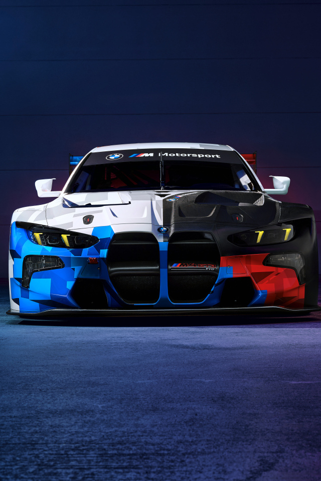 Вид спереди на автомобиль BMW M4 GT3 EVO