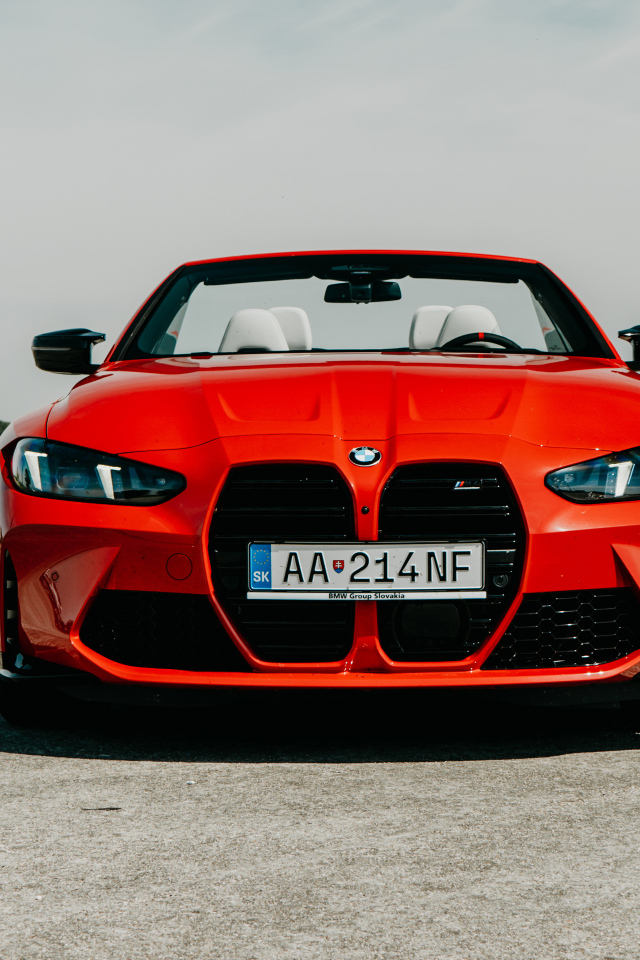 Вид спереди на красный автомобиль BMW M4 Competition M xDrive Cabrio 2024 года