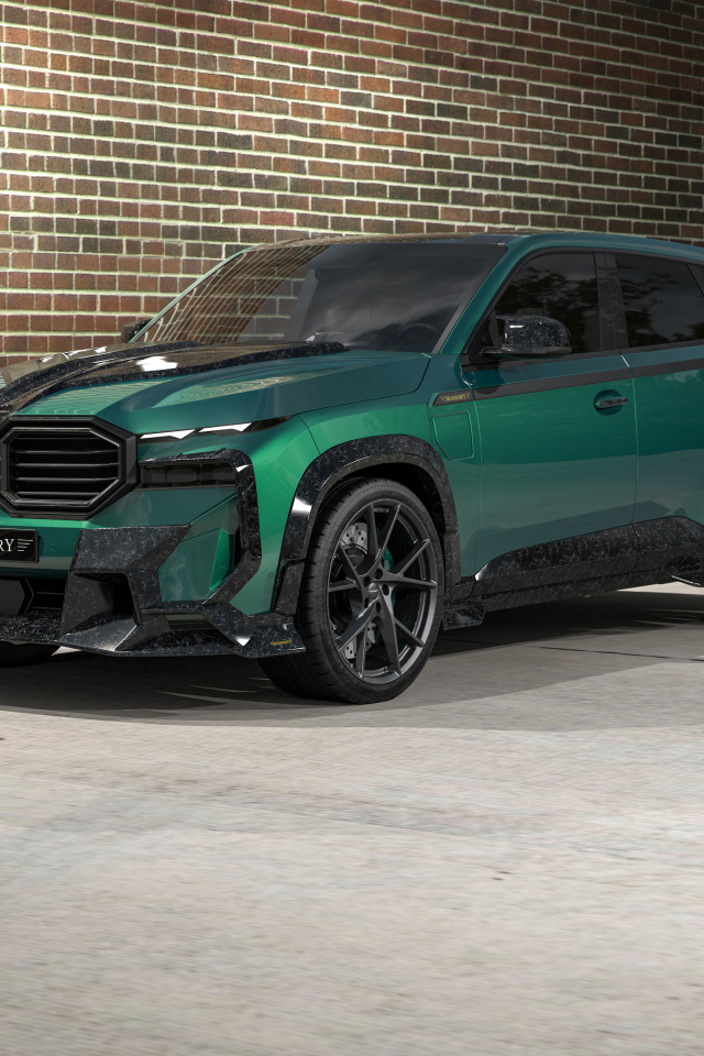 Зеленый внедорожник Mansory BMW XM у стены