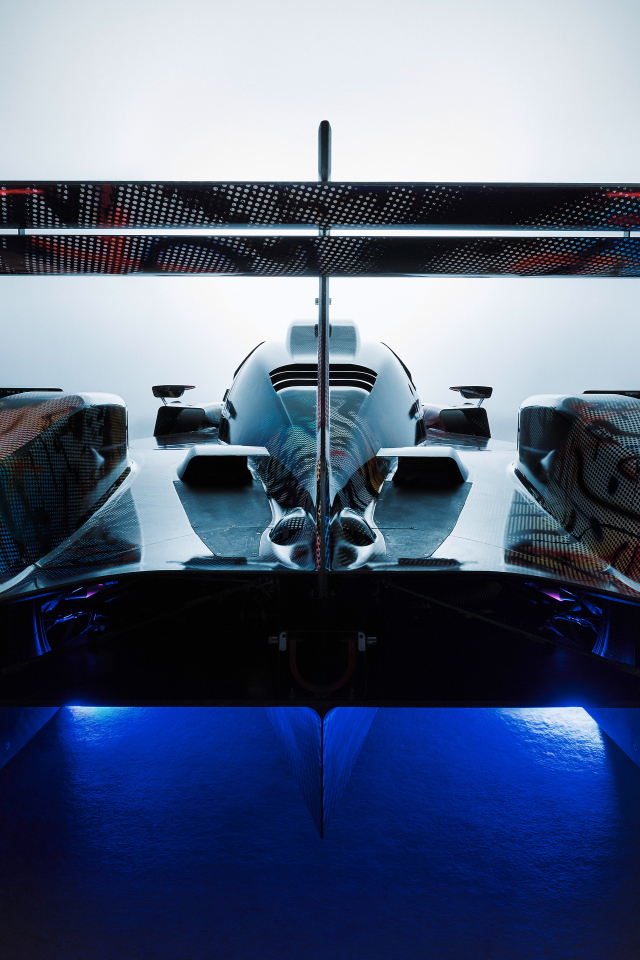 Вид сзади на автомобиль BMW Art Car By Julie Mehretu