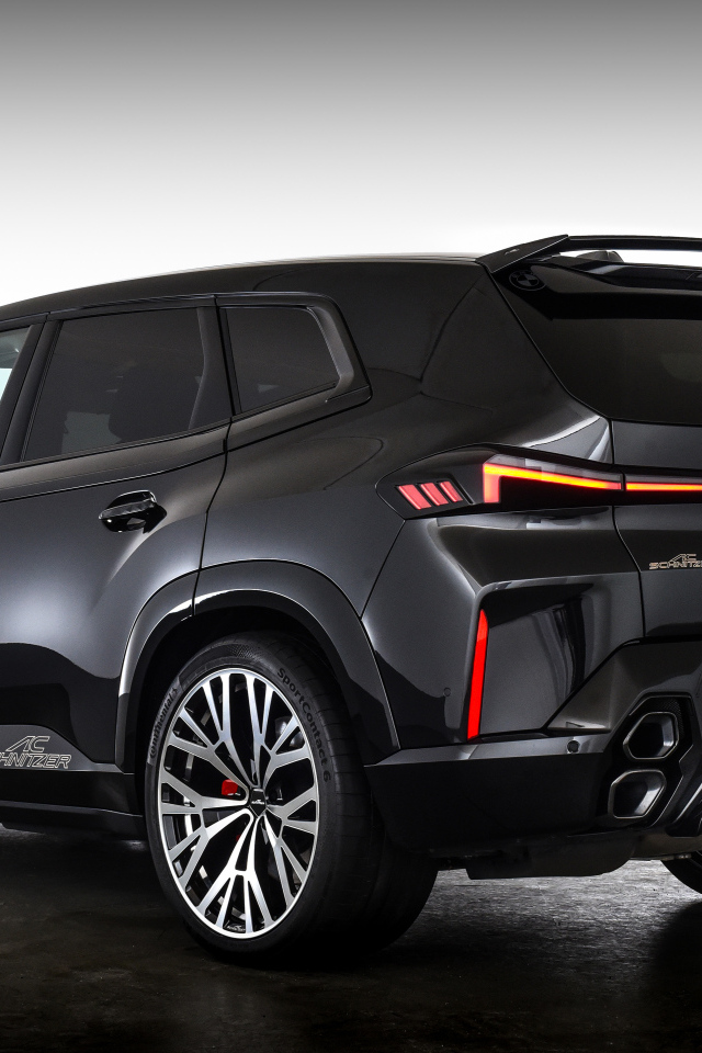 Вид сзади на черный внедорожник AC Schnitzer BMW XM 2024 года