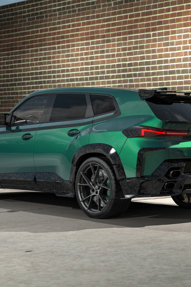 Вид сзади на зеленый автомобиль Mansory BMW XM