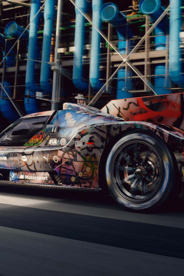 Вид сзади на автомобиль BMW Art Car By Julie Mehretu 2024 года