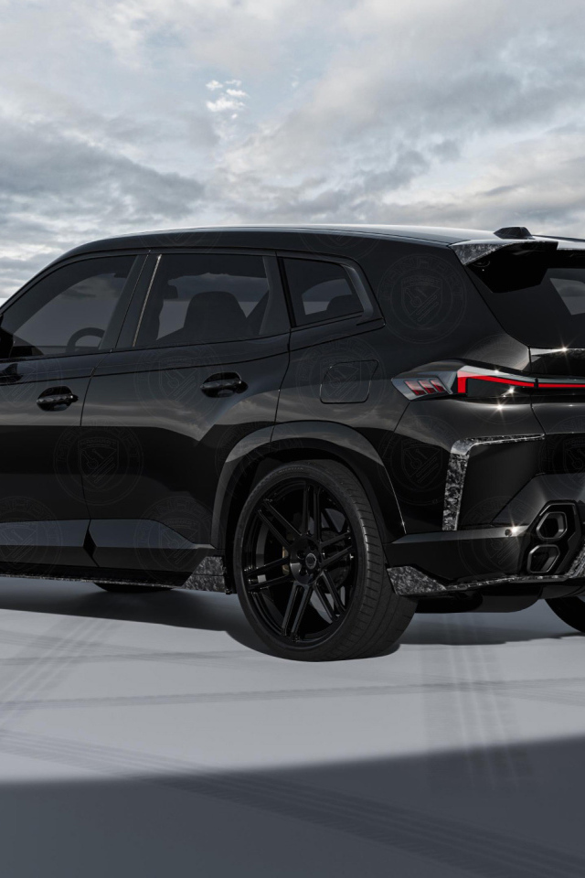 Вид сзади на автомобиль BMW XM Thor Forged Carbon Package 2024 года