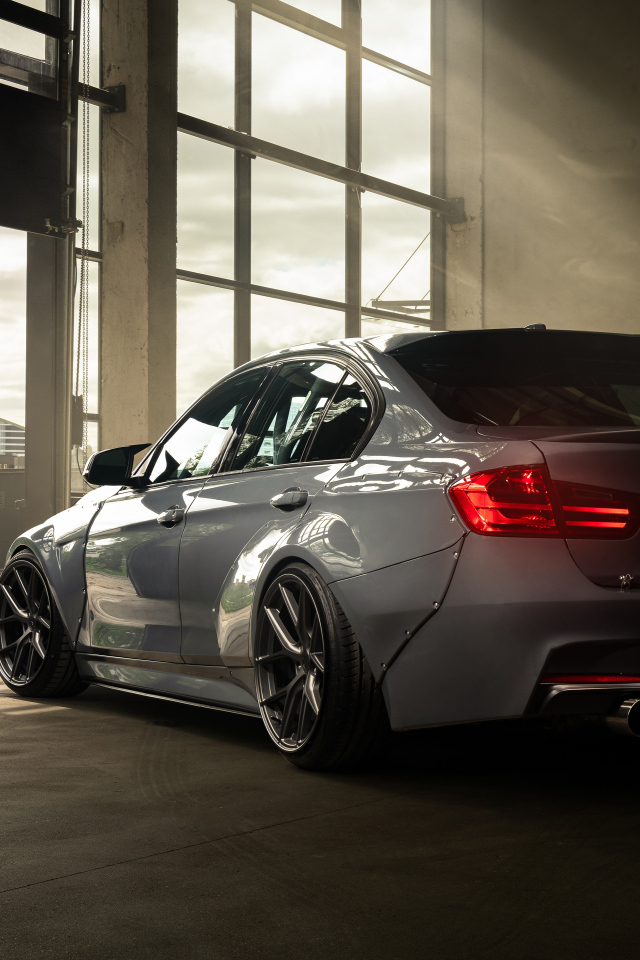 Вид сзади на автомобиль BMW F30 Widebody