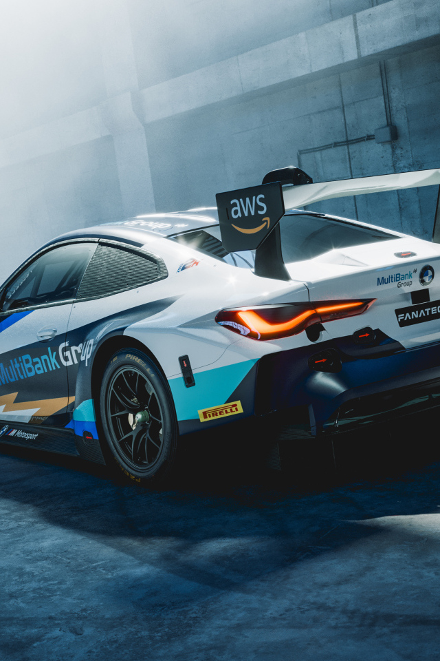 Вид сзади на гоночный автомобиль BMW M4 GT3 Endurance Cup