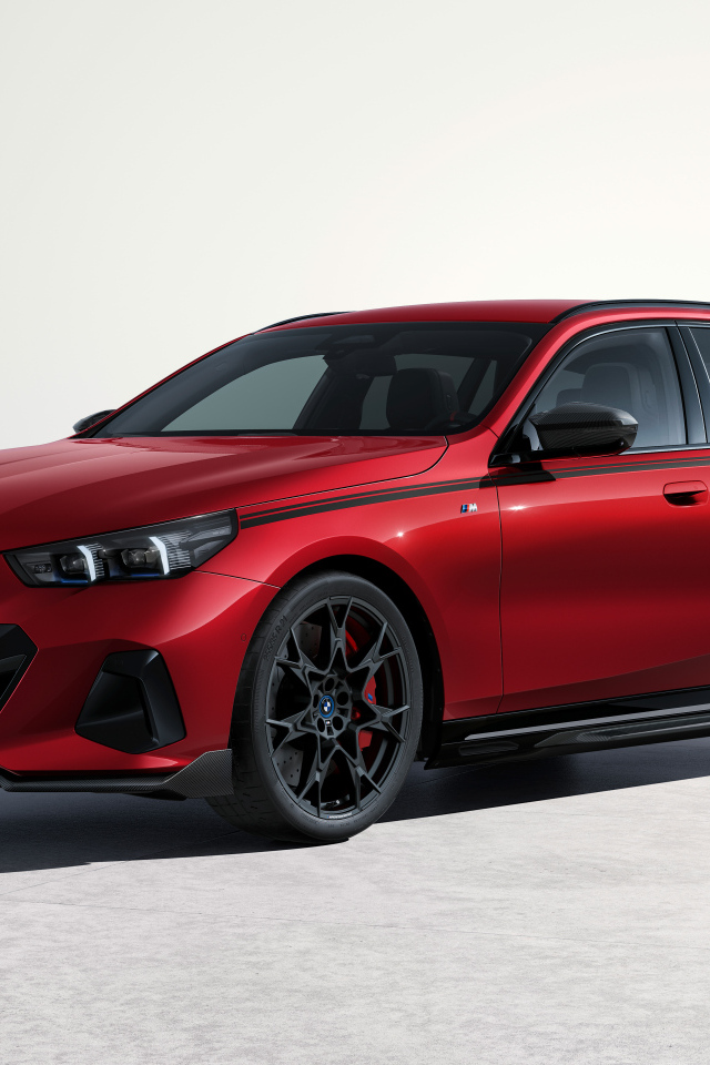 Красный автомобиль BMW I5 M60 XDrive Touring M Performance Parts 2024 года