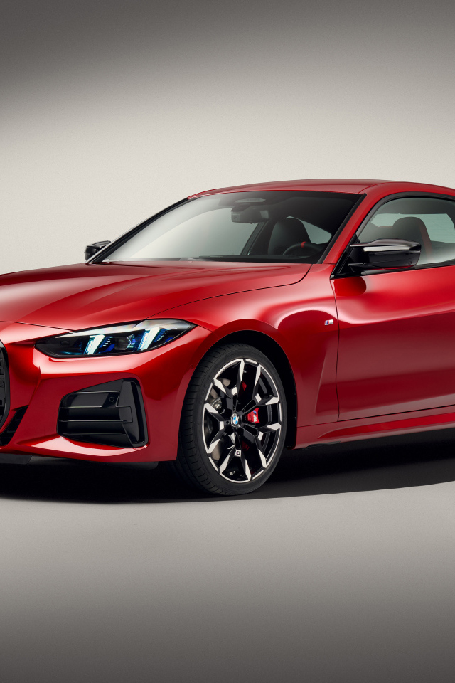 Красный автомобиль BMW M440i XDrive Coupé 2024 года