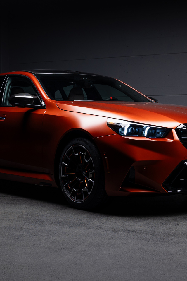 Красный автомобиль BMW M5 2025 года в гараже