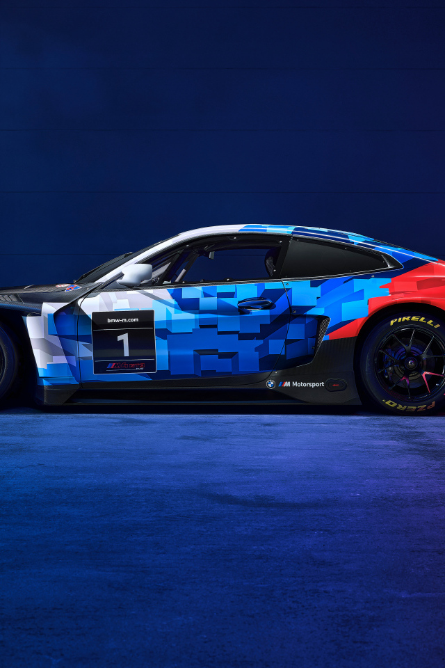 Вид сбоку на гоночный автомобиль BMW M4 GT3 EVO