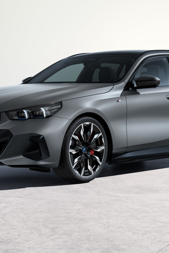 Серебристый автомобиль BMW I5 M60 XDrive Touring 2024 года