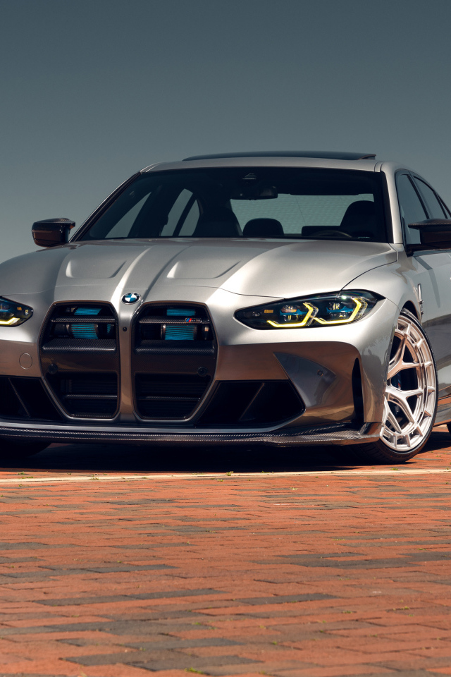 Серебристый автомобиль BMW M3