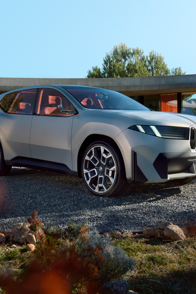 Серебристый автомобиль BMW Vision Neue Klasse X 2024 года