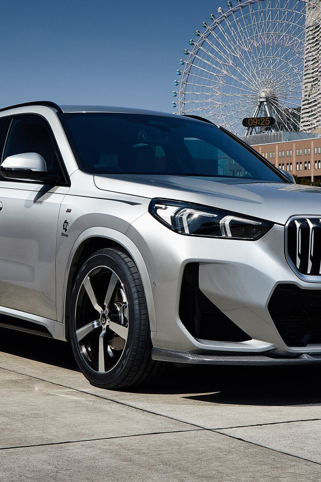 Серебристый автомобиль BMW X1 XDrive20i M Sport 2024 года