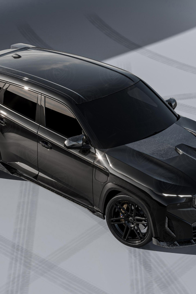 Вид сверху на черный автомобиль BMW XM Thor Forged Carbon Package 2024 года