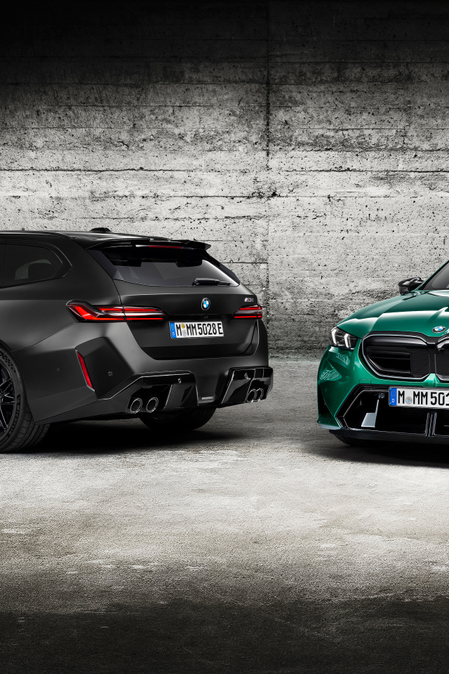 Два автомобиля BMW M5 2024  года у стены