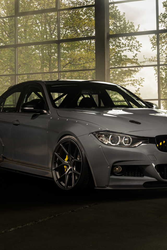 Белый автомобиль BMW F30 Widebody в здании