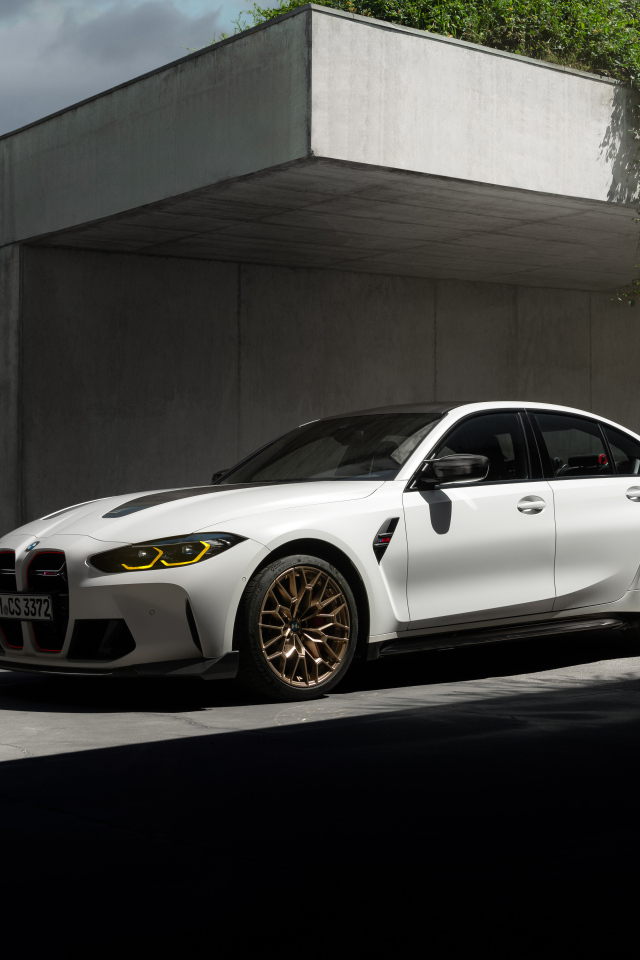 Белый автомобиль BMW M3 CS