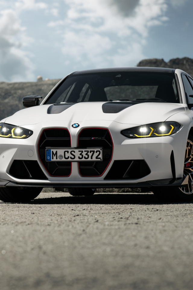 Белый автомобиль BMW M3 CS  на фоне гор