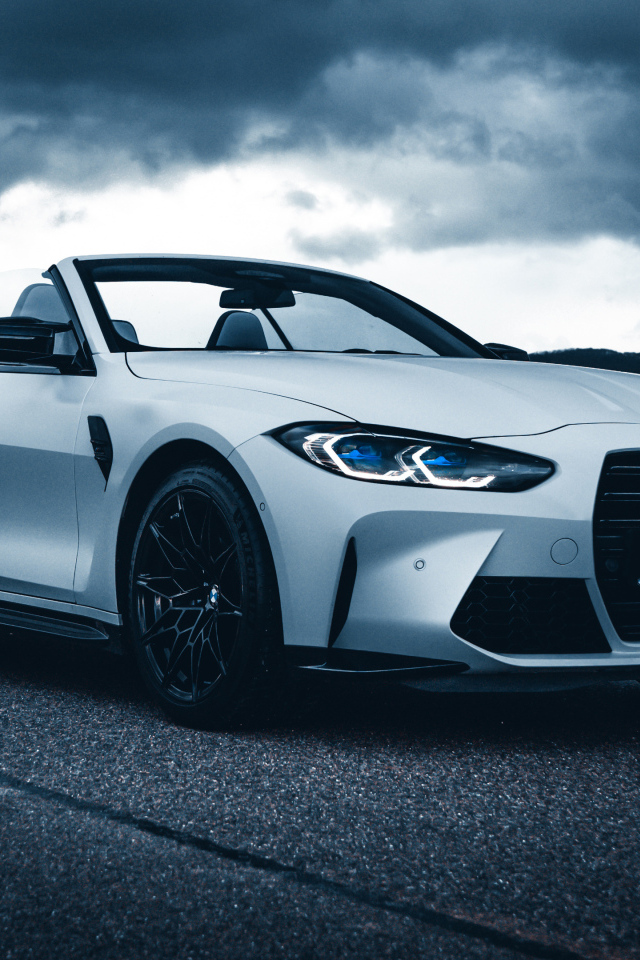 Белый кабриолет  BMW M4 под грозовым небом