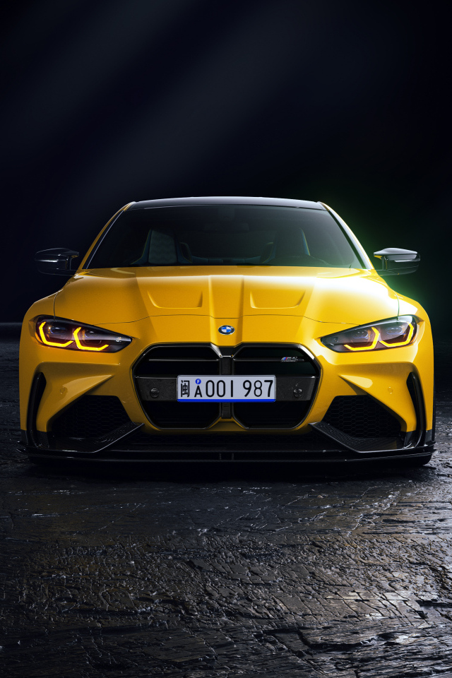 Желтый автомобиль BMW M4 G82  на черном фоне