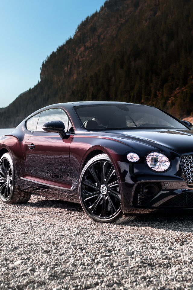 Автомобиль Bentley Continental GT Mulliner у реки