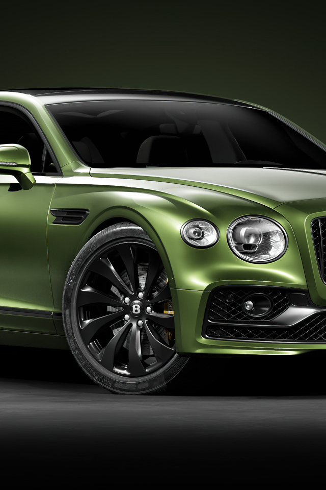 Зеленый автомобиль Bentley Flying Spur вид спереди