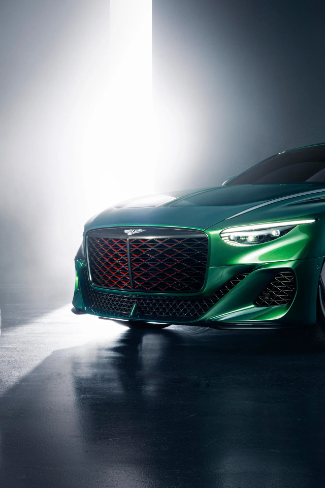 Зеленый автомобиль Bentley Mulliner  с мотоциклом Дукатти