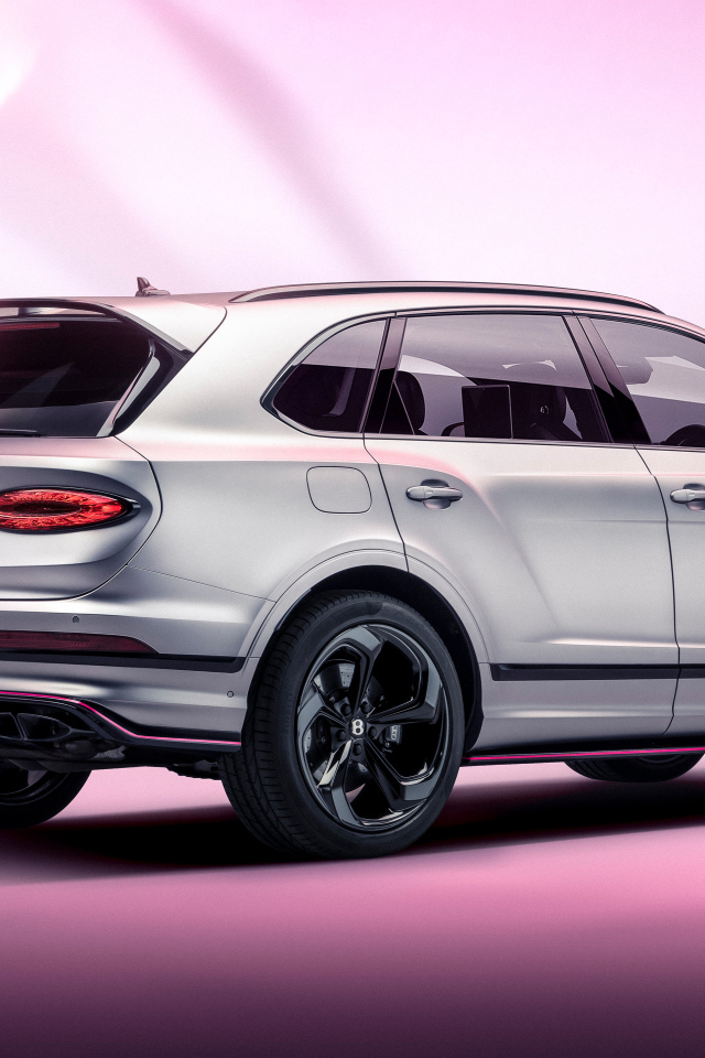 Вид сзади на серебристый автомобиль Bentley Bentayga V8 S Curated By Mulliner 2024 года