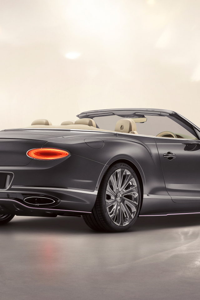 Вид сзади на автомобиль Bentley Continental GT Convertible Boodles By Mulliner 2024 года