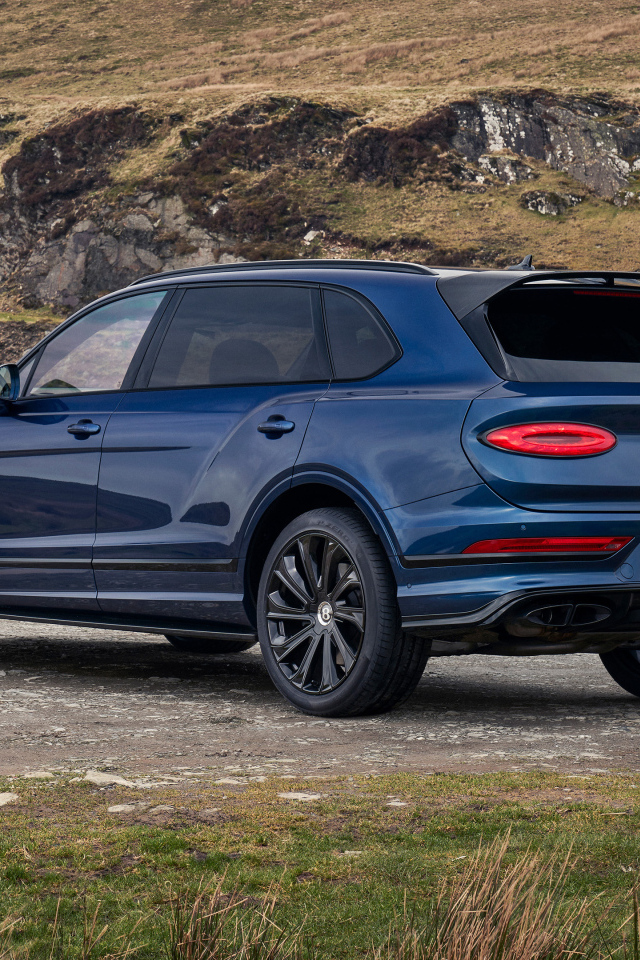 Вид сзади на автомобиль  Bentley Bentayga EWB Mulliner 2024