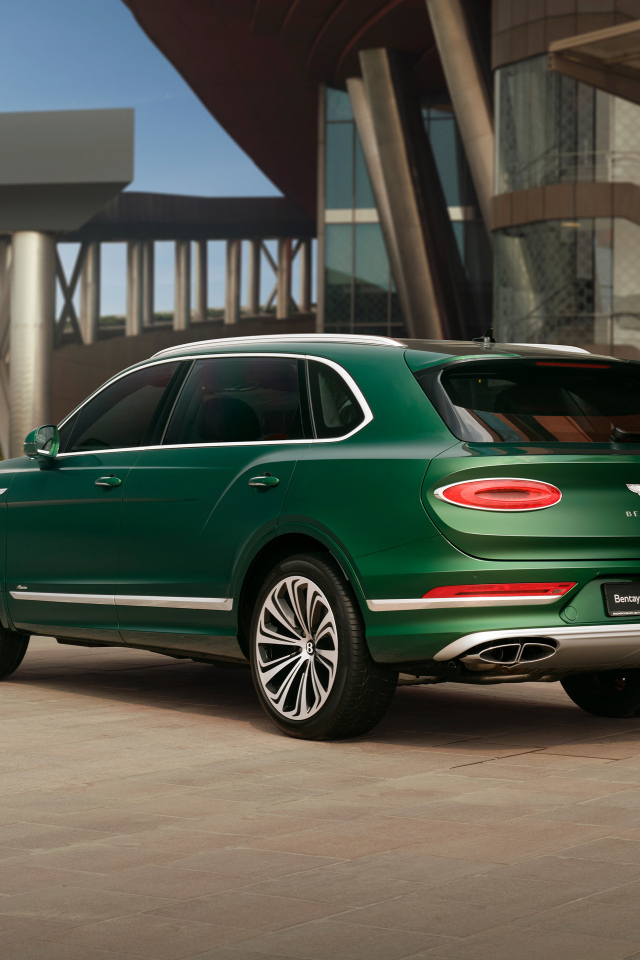 Вид сзади на автомобиль  Mulliner Bentley Bentayga EWB Azure