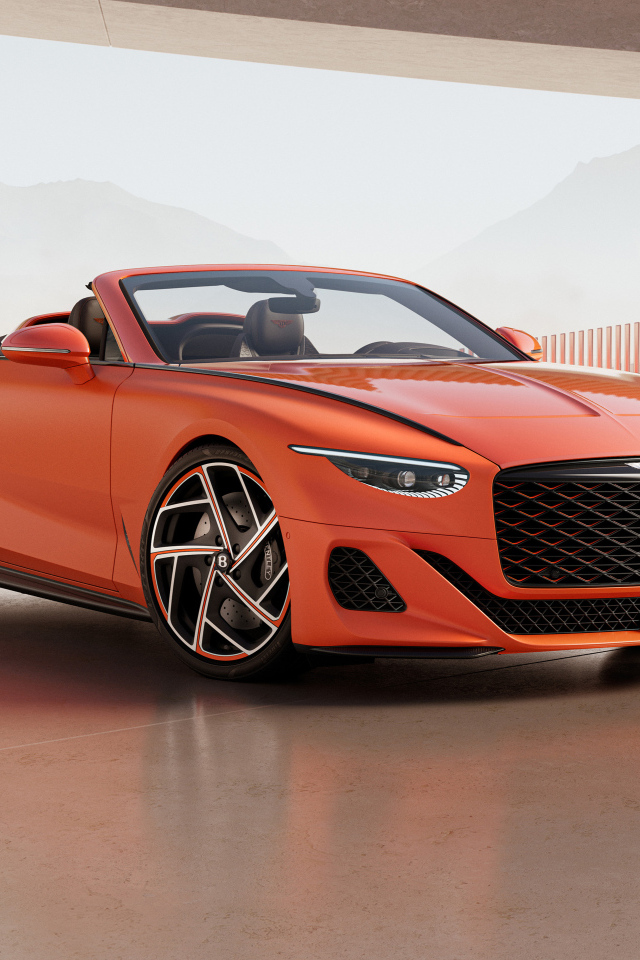 Красный автомобиль Bentley Mulliner Batur Convertible 2024 года