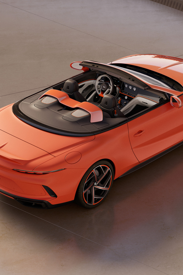 Красный автомобиль Bentley Mulliner Batur Convertible 2024 года вид сверху