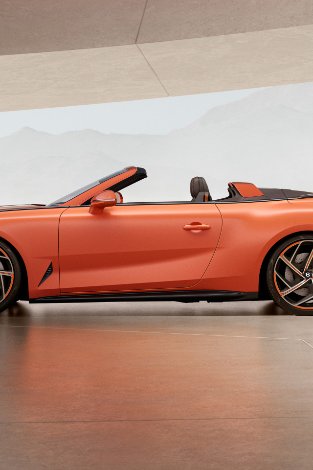 Вид сбоку на кабриолет Bentley Mulliner Batur Convertible 2024  года
