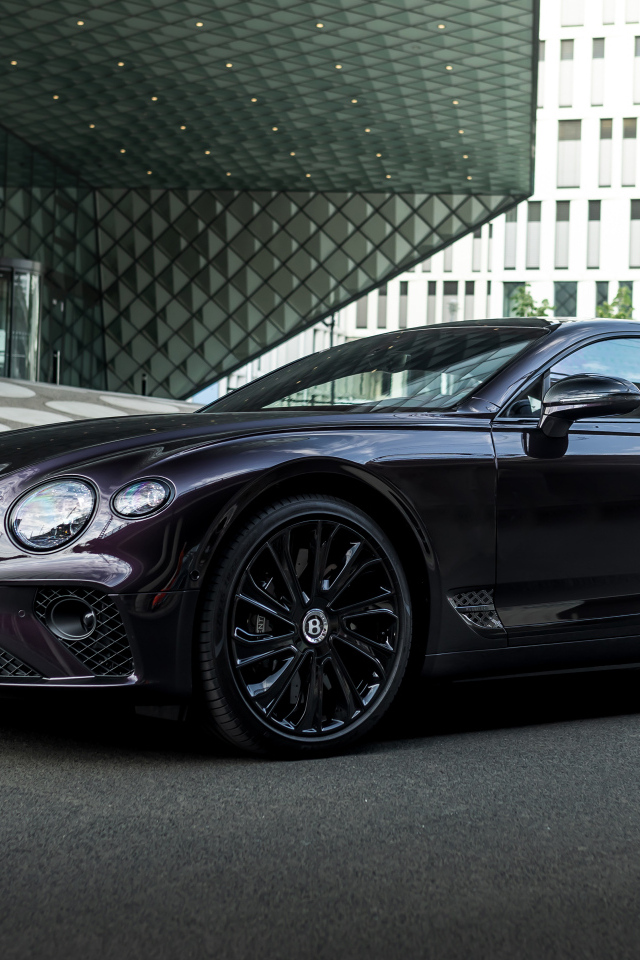 Стильный черный автомобиль Bentley Continental GT Mulliner
